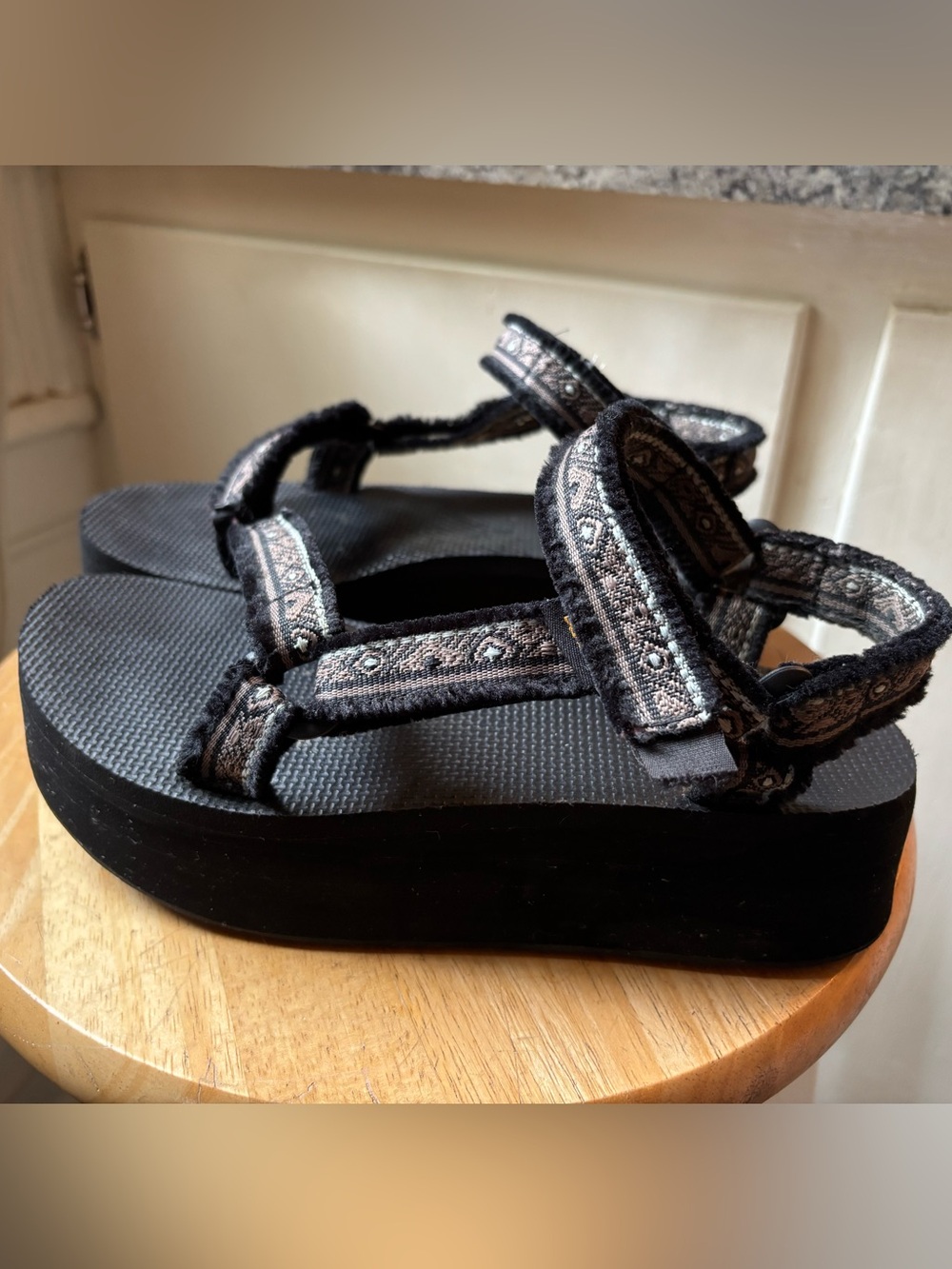 Teva women’s Flatform Universal Maressa in black. Size 7. Platform sandals.